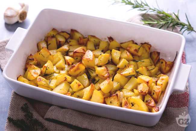 Roasted potatoes - Italian recipes by GialloZafferano