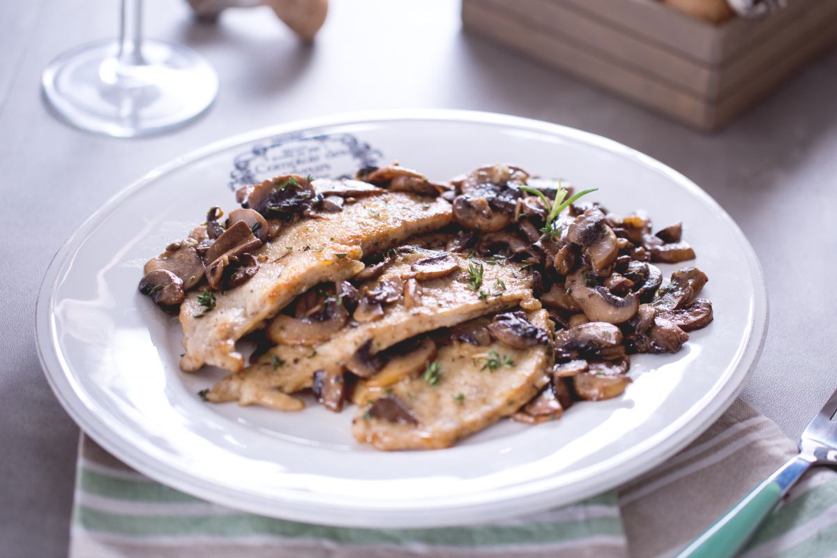 Veal scalloppini with mushrooms