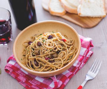 Spaghetti poveri (Spaghetti with anchovies, olives and capers)