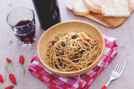 Spaghetti poveri (Spaghetti with anchovies, olives and capers)