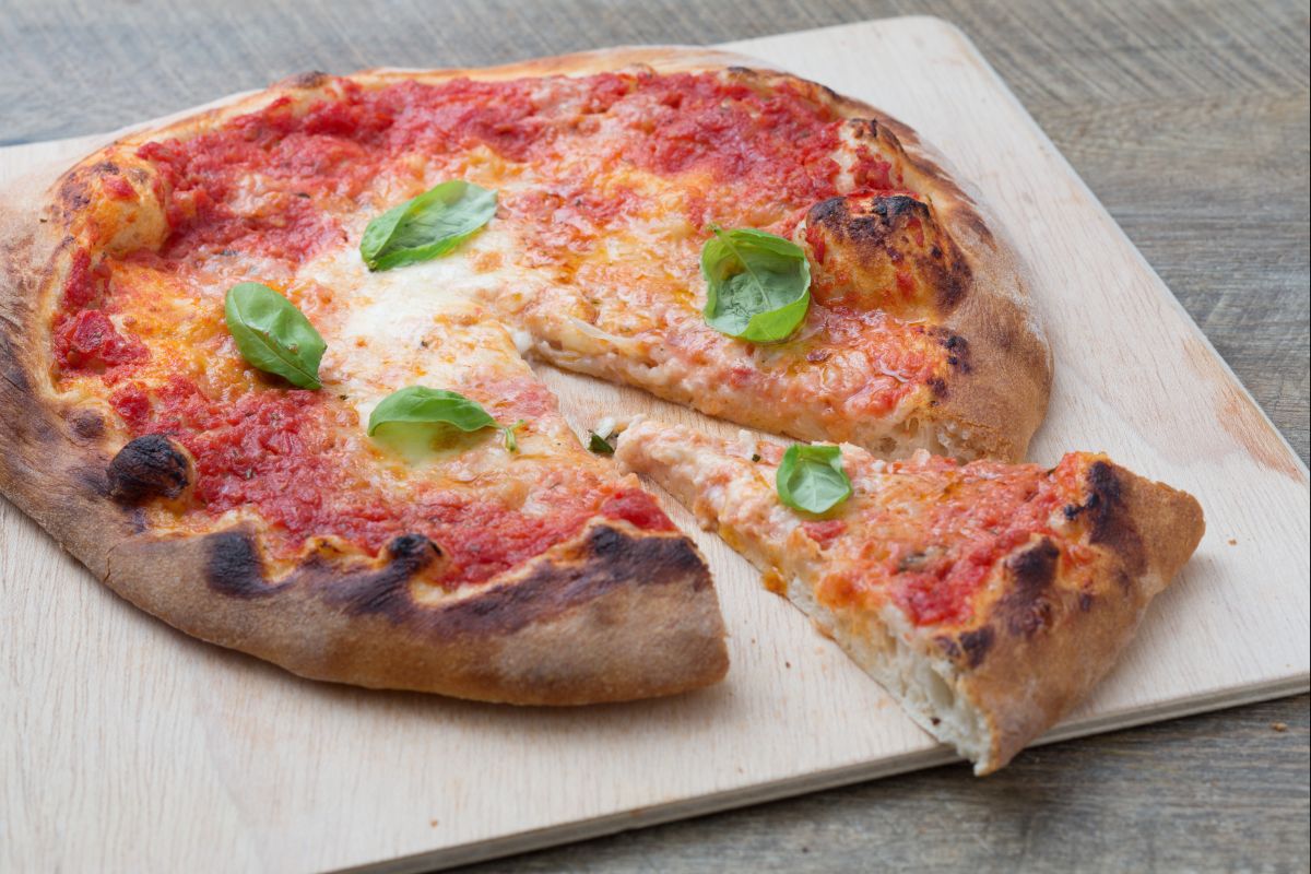 Рецепт неаполитанского теста. Неаполитанская пицца. Неаполь пицца. Пицца Margherita. Неаполитанская пицца Италия.