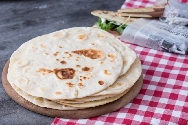 Piadina Romagnola (Romagna-style flat bread) - Italian recipes by GialloZafferano