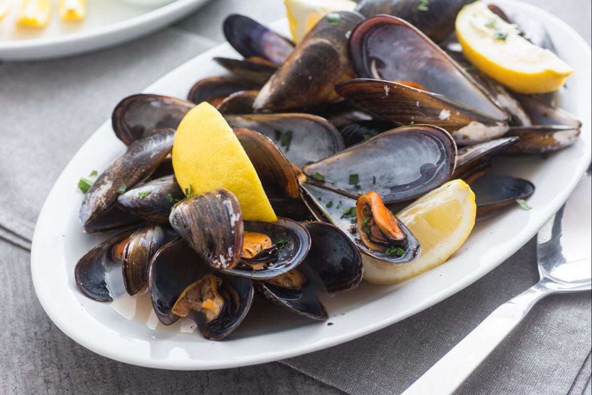 Impepata di cozze (Steamed mussels with pepper)