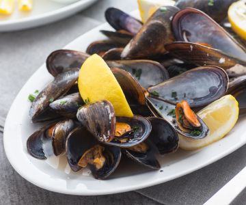 Impepata di cozze (Steamed mussels with pepper)