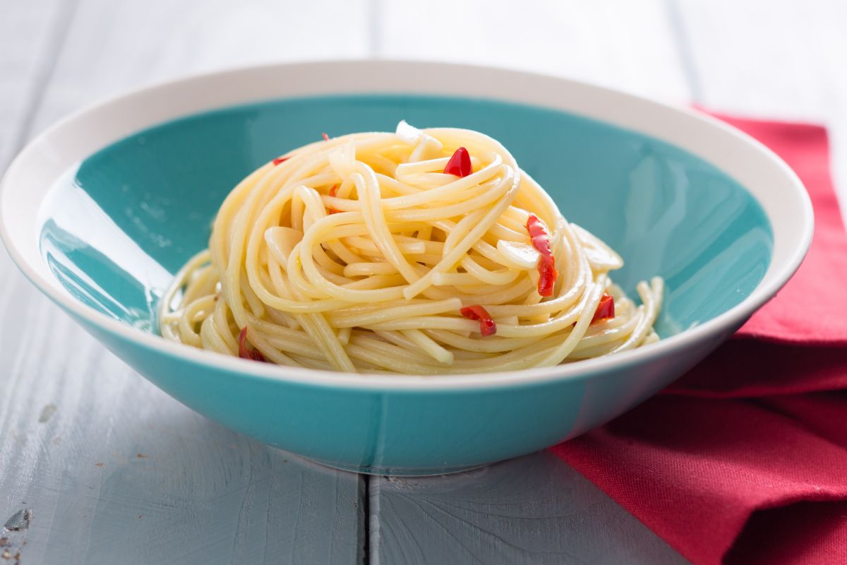 Spaghetti aglio e olio (Spaghetti with garlic, oil and chili pepper)