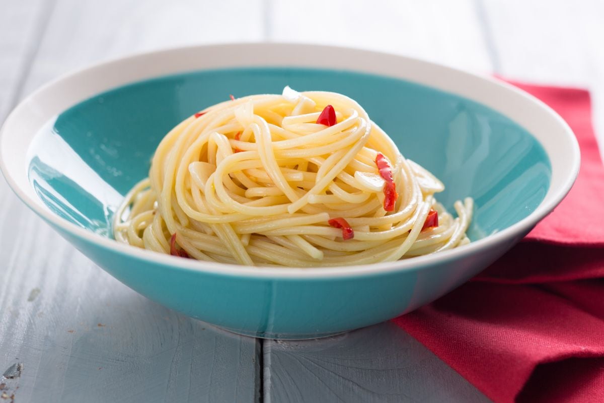 Spaghetti aglio e olio (Spaghetti with garlic, oil and chili pepper ...