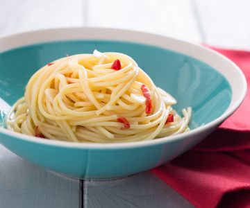 Spaghetti aglio e olio (Spaghetti with garlic, oil and chili pepper)