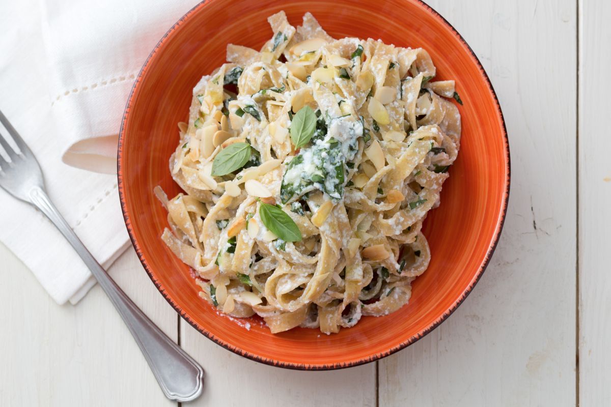 Pasta with ricotta cheese and basil