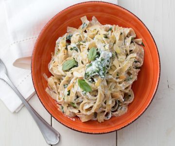 Pasta with ricotta cheese and basil