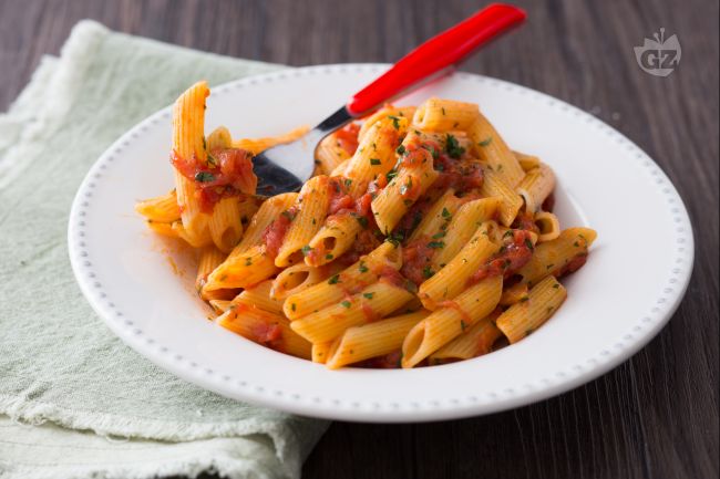 Penne arrabbiata (Spicy penne pasta) - Italian recipes by GialloZafferano