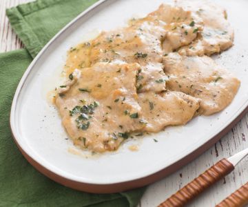 Veal scalloppini with white wine and parsley