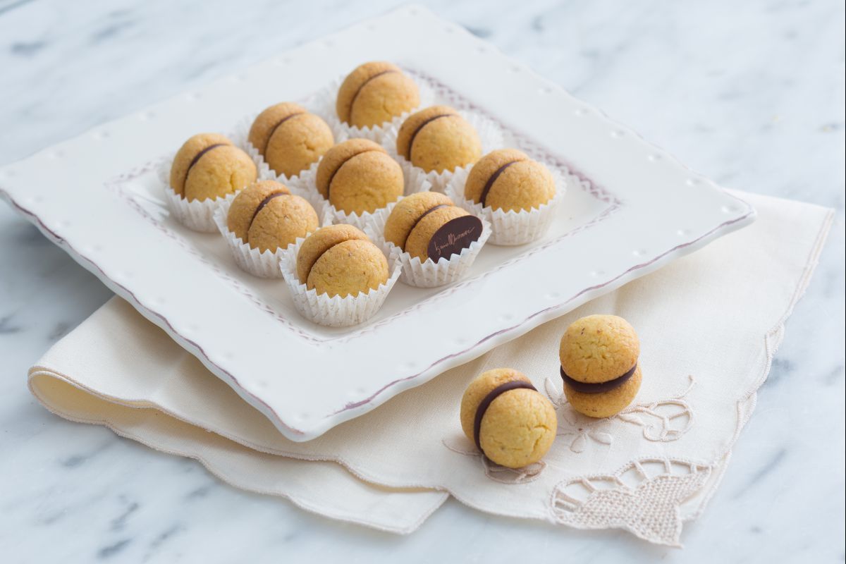 Baci di dama (Hazelnut cookies)