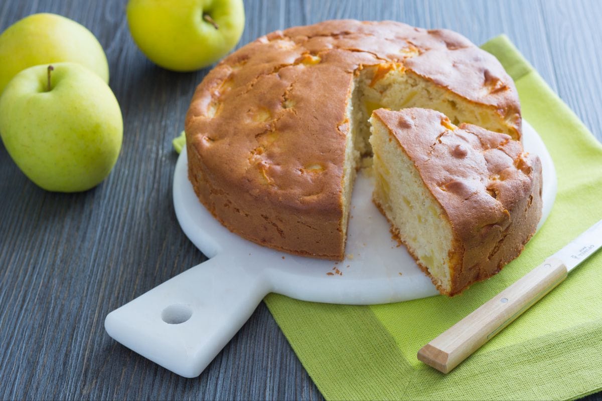 Apple and mascarpone cake