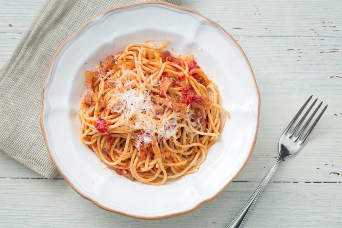 Spaghetti Amatriciana (Spaghetti with guanciale and tomato) - Italian  recipes by GialloZafferano