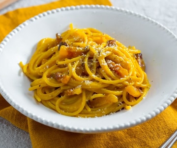 Spaghetti Carbonara (Spaghetti with guanciale and eggs)