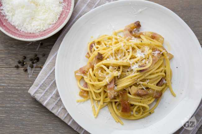 Spaghetti Carbonara (Spaghetti with guanciale and eggs) - Italian recipes  by GialloZafferano
