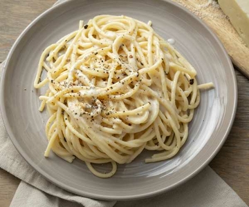 Spaghetti Cacio e Pepe (Pecorino and black pepper spaghetti)