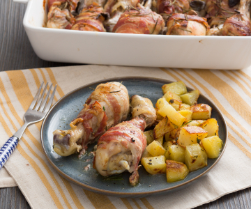 Chicken drumsticks with mustard and bacon