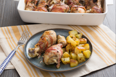 Chicken drumsticks with mustard and bacon