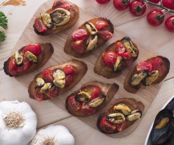 Crostini with mussels and cherry tomatoes