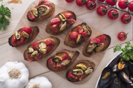 Crostini with mussels and cherry tomatoes