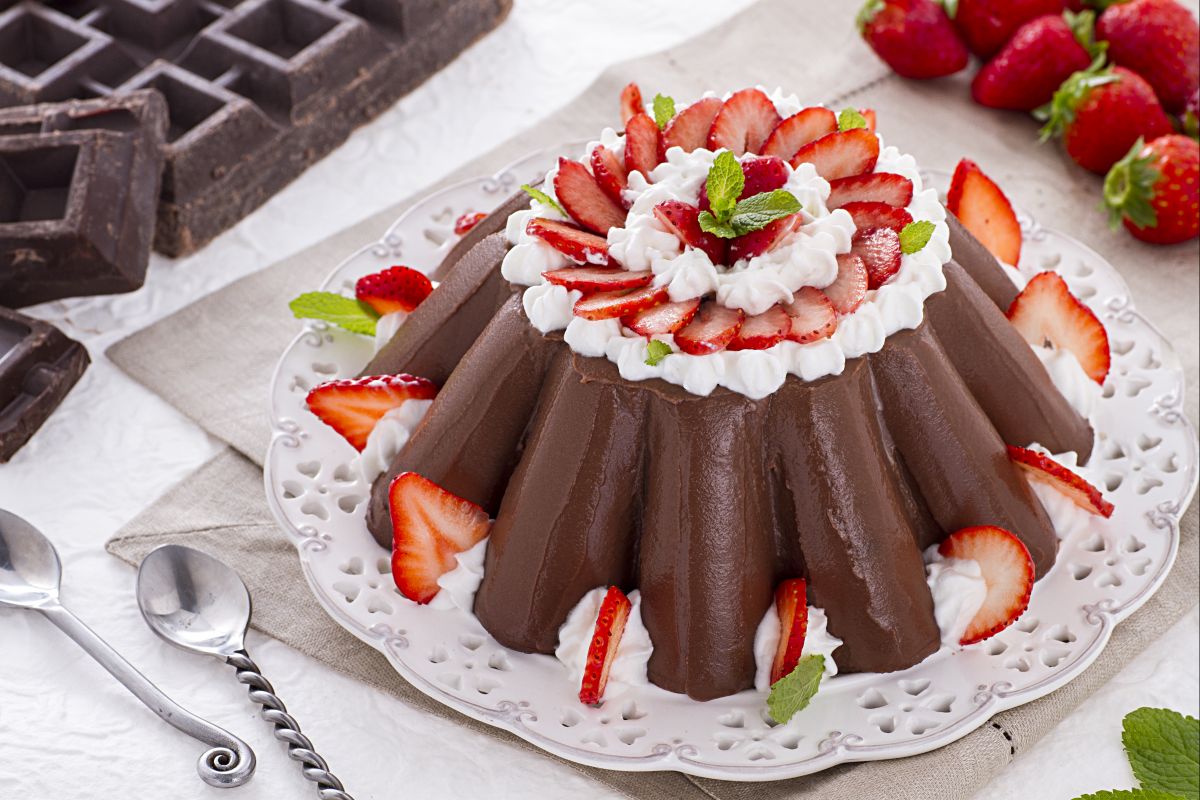 Chocolate pudding with strawberries and cream