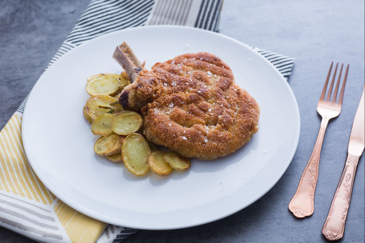 Veal Milanese (Breaded veal cutlet) - Italian recipes by GialloZafferano
