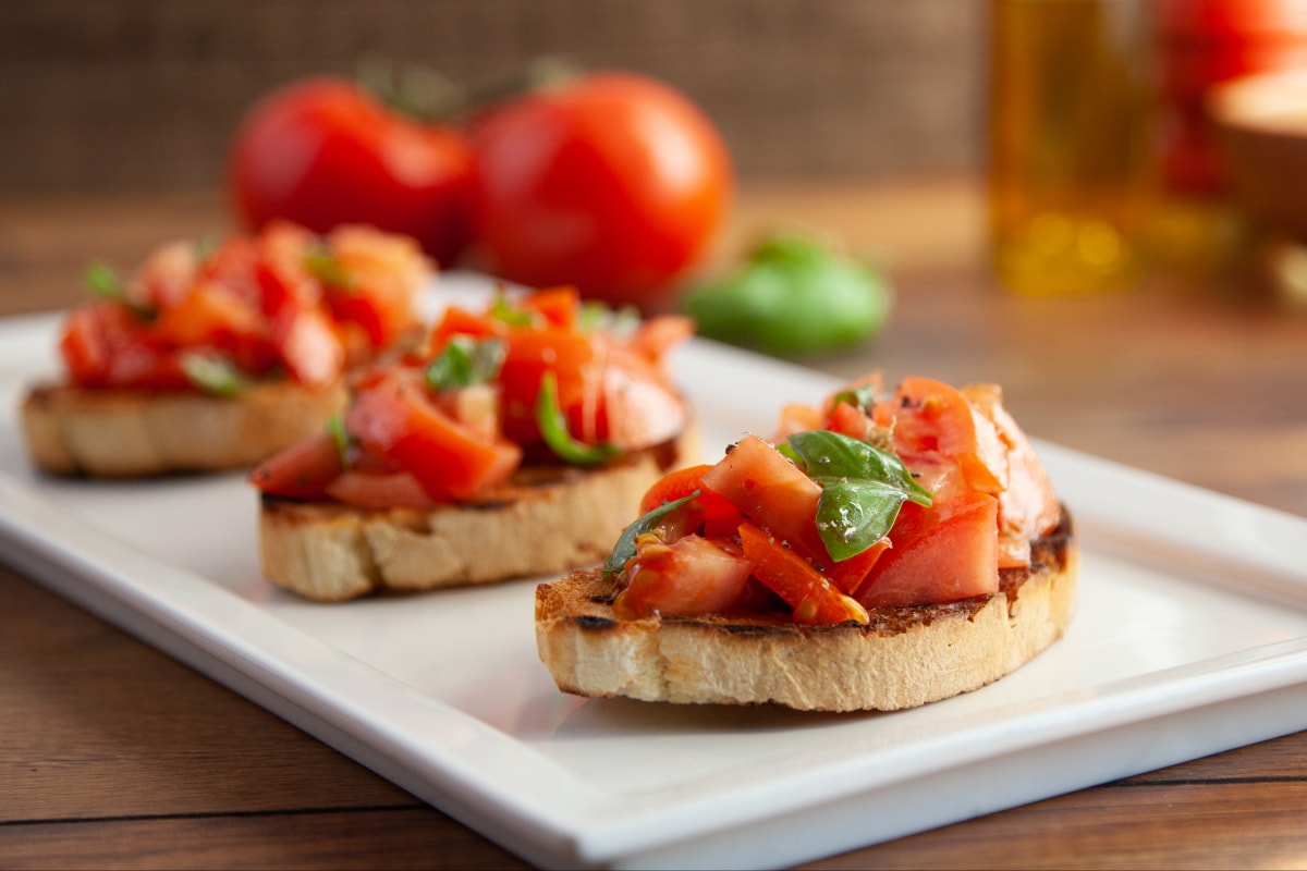 Tomato bruschetta - Italian recipes by GialloZafferano