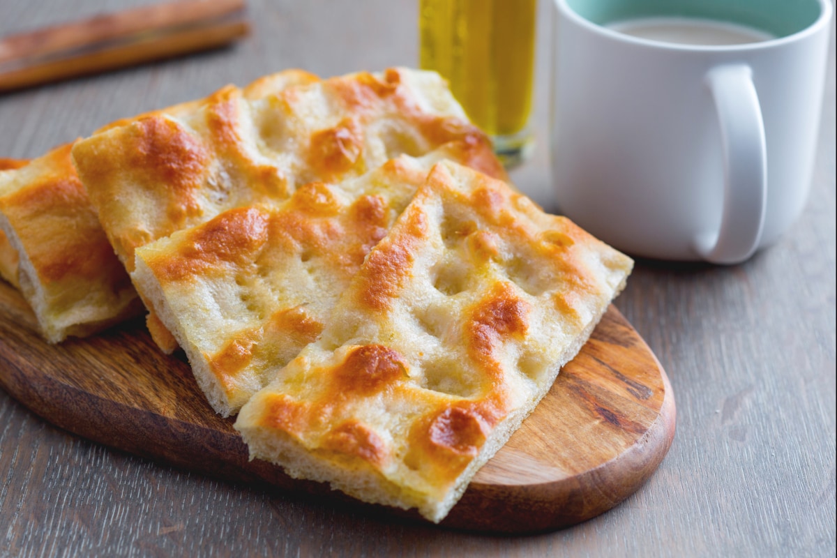 Focaccia (fügassa) alla genovese (Genoa-style focaccia)