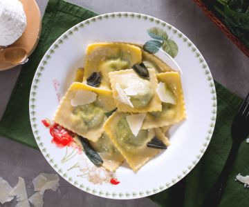 Ricotta and spinach ravioli with butter and sage