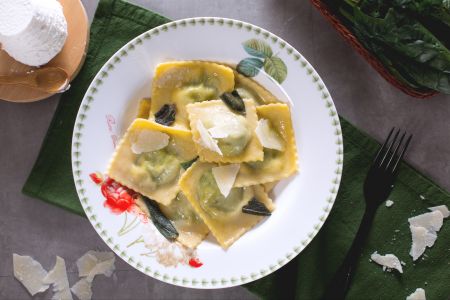 Ricotta and spinach ravioli with butter and sage