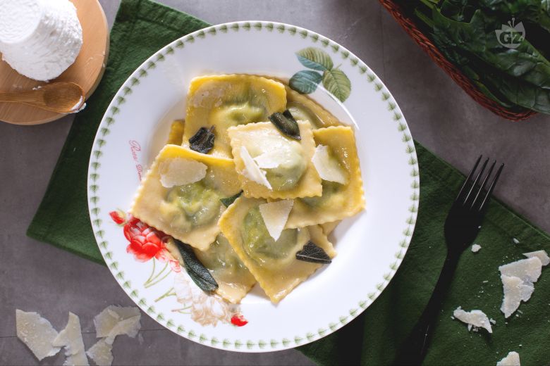 Ricotta and spinach ravioli with butter and sage