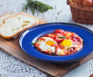 Uova alla contadina (Baked eggs in tomato sauce)