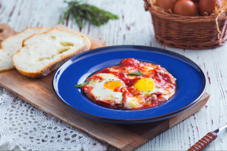Uova alla contadina (Baked eggs in tomato sauce)