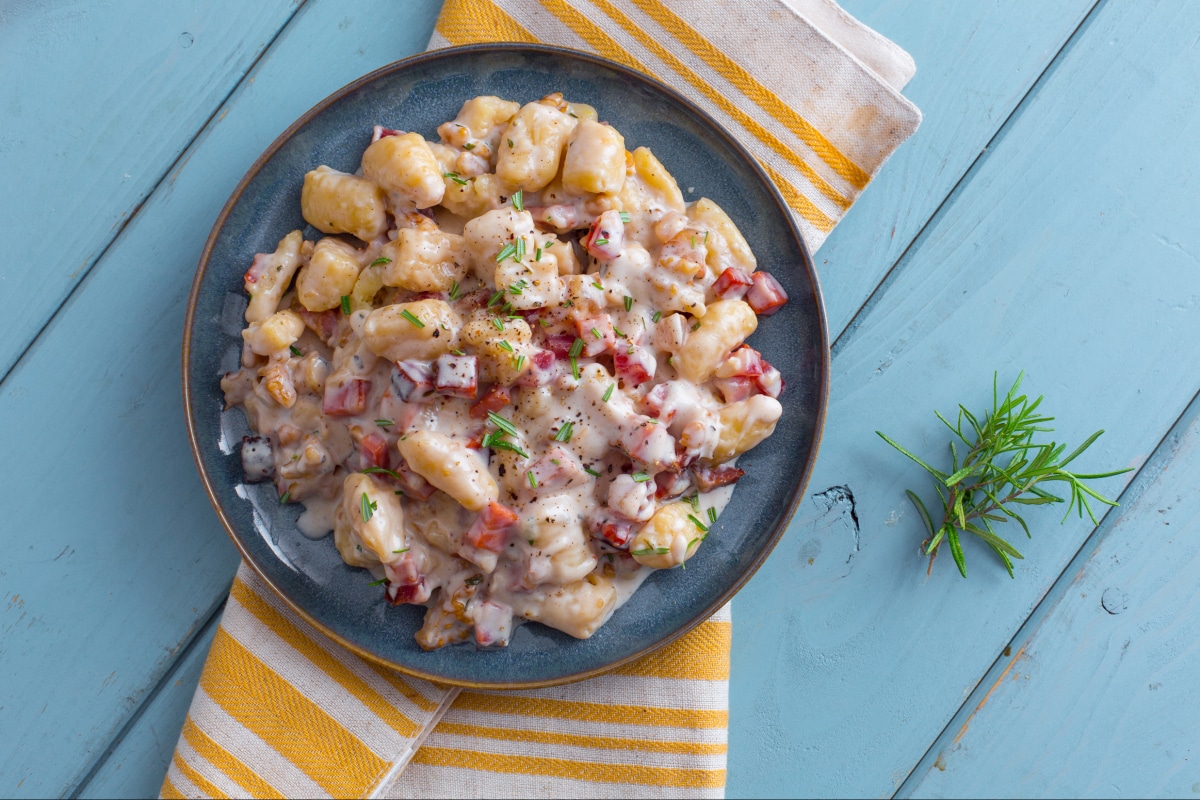 Gnocchi with speck and walnuts - Italian recipes by GialloZafferano