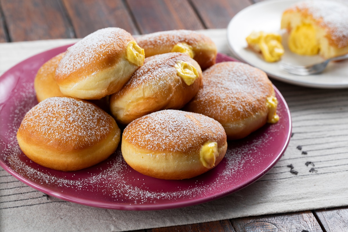 Bomboloni (Filled donuts) - Italian recipes by GialloZafferano