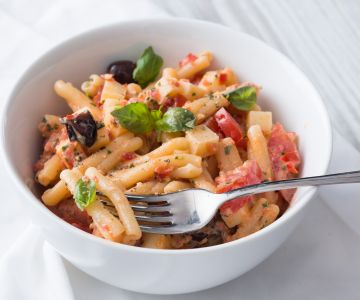 Pasta salad with ricotta and tomatoes