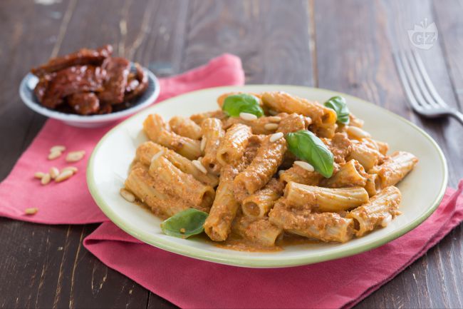 Rigatoni with sun-dried tomato pesto - Italian recipes by GialloZafferano