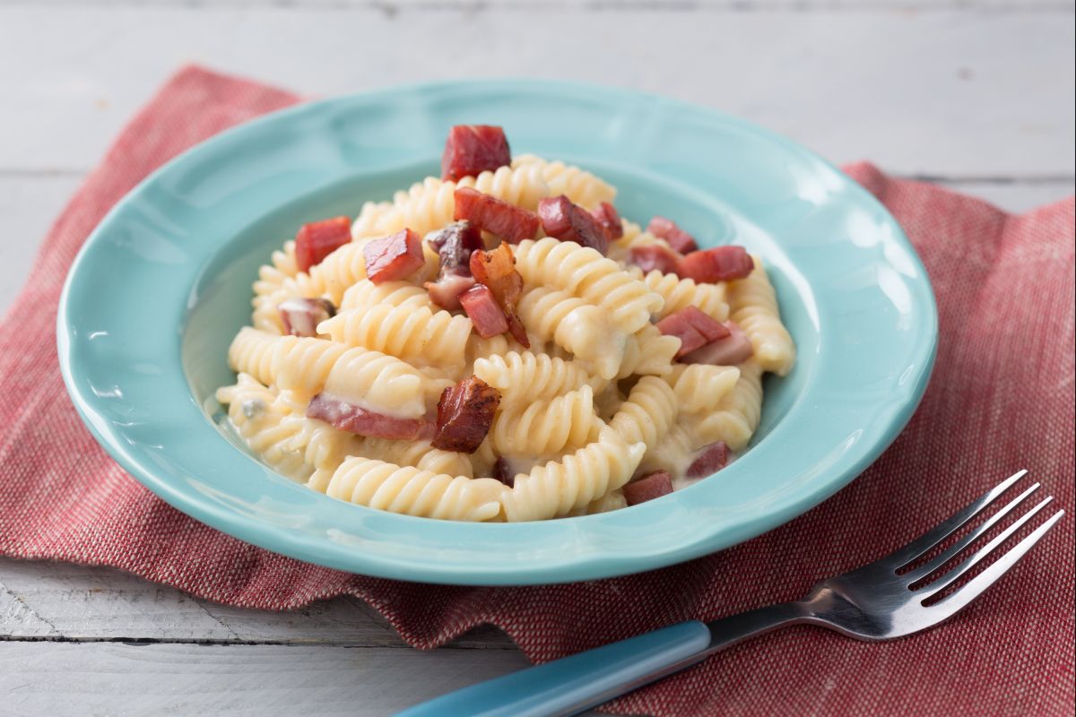 Four-cheese pasta with speck