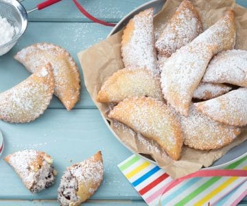 Pandoro stars with eggnog cream - Italian recipes by GialloZafferano