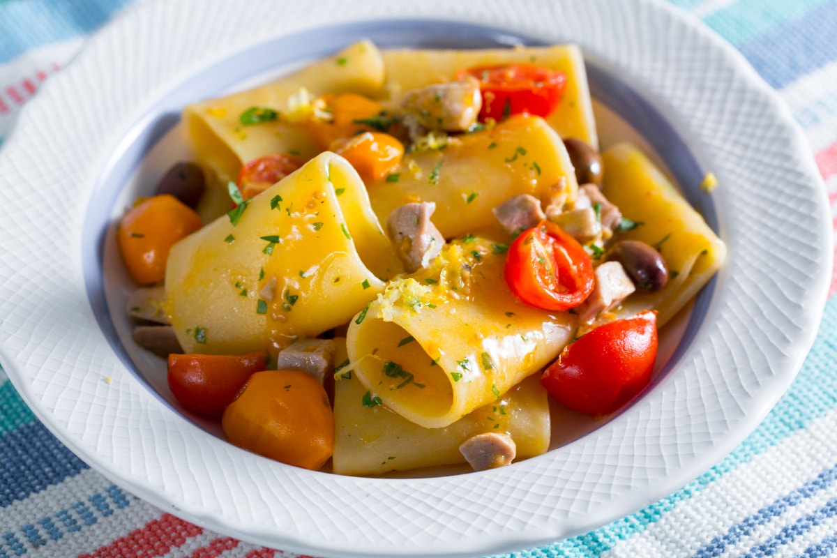 Pasta with fresh tuna and cherry tomatoes