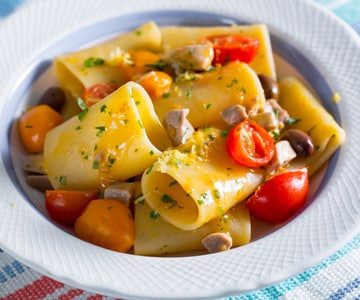 Pasta with fresh tuna and cherry tomatoes