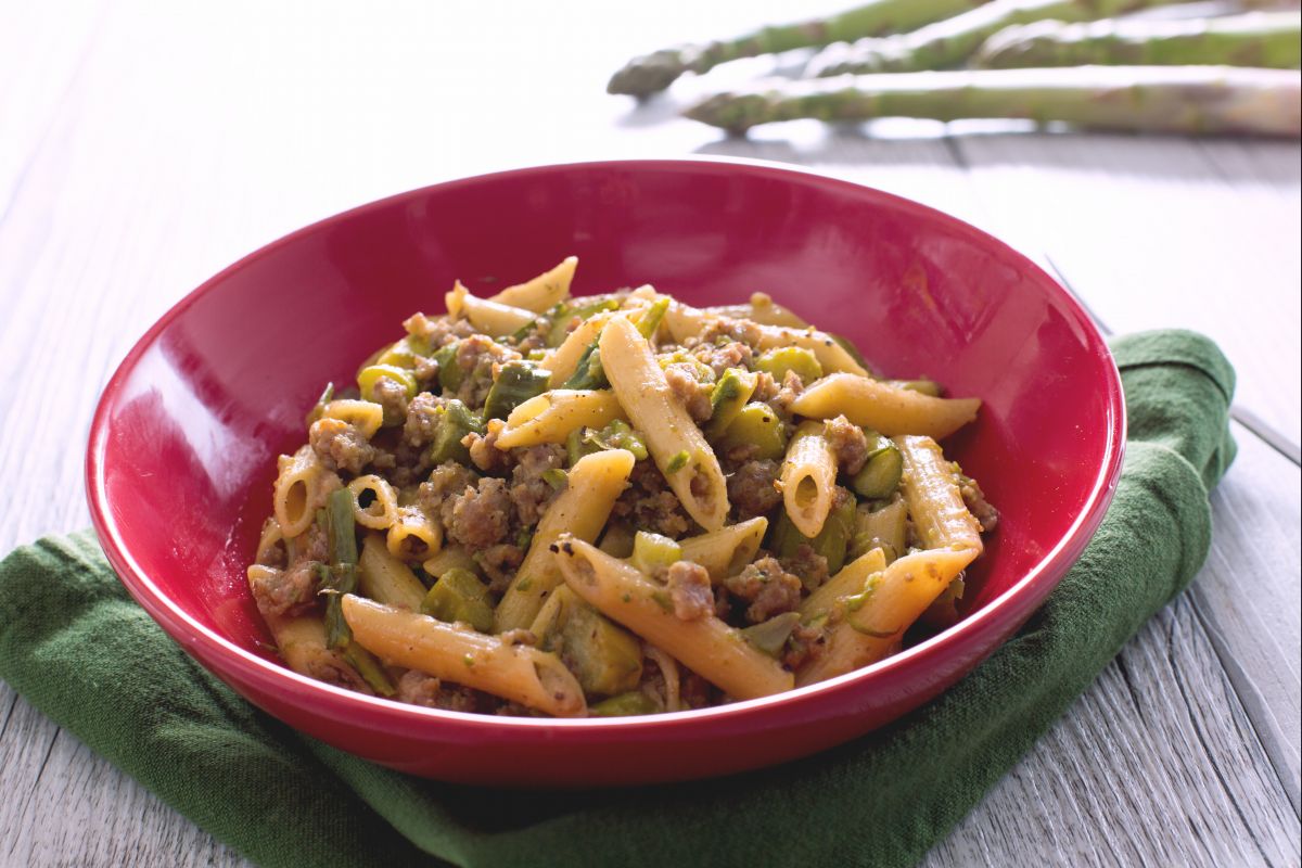 Pasta with asparagus and sausage