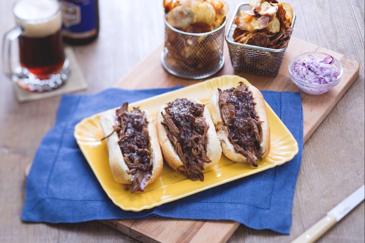 Beef and coleslaw sandwich with crispy chips