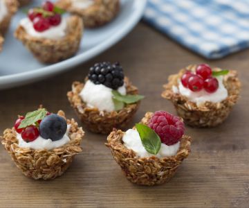 Oat tarts with yogurt and fruit