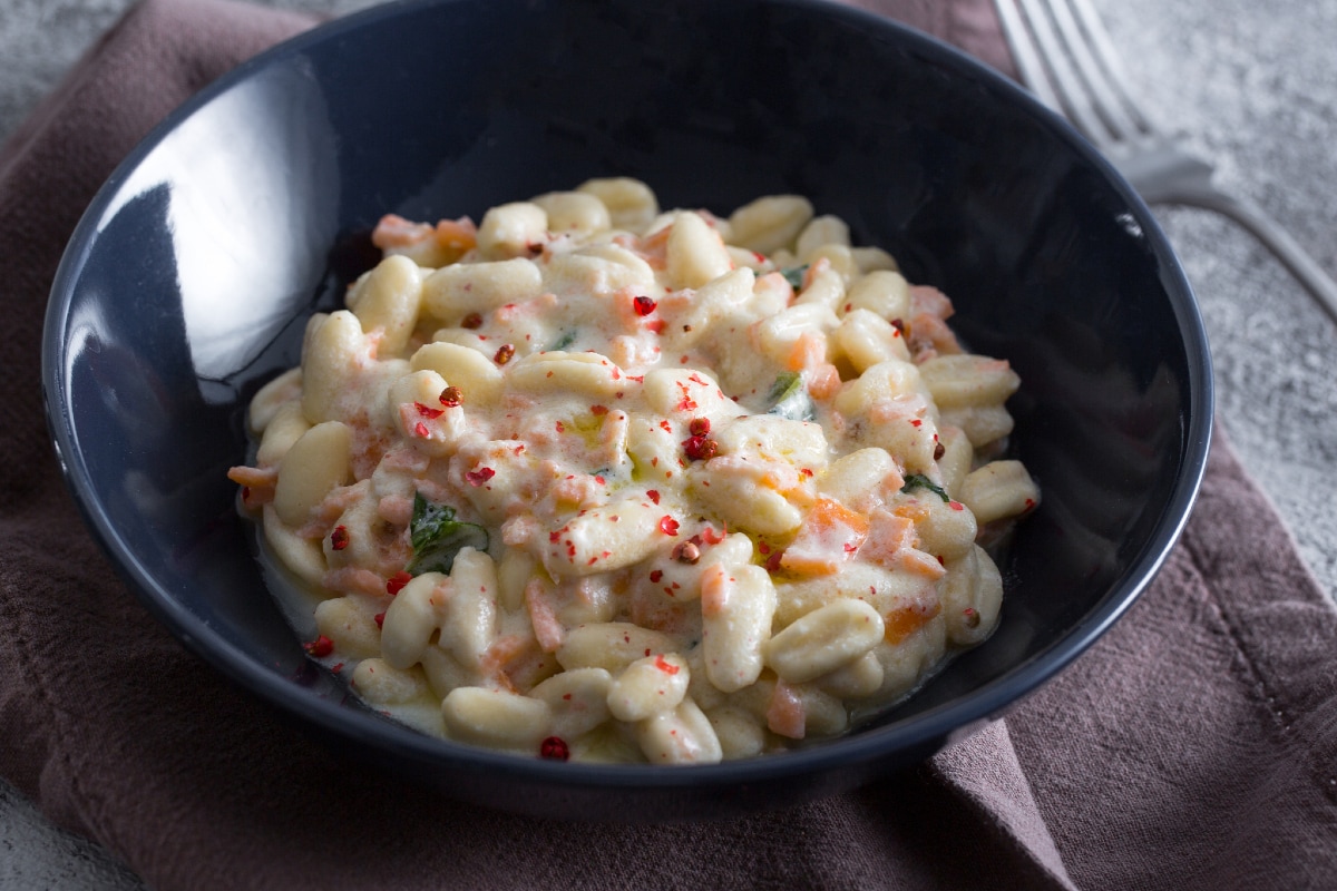 Pasta with burrata cream and smoked salmon