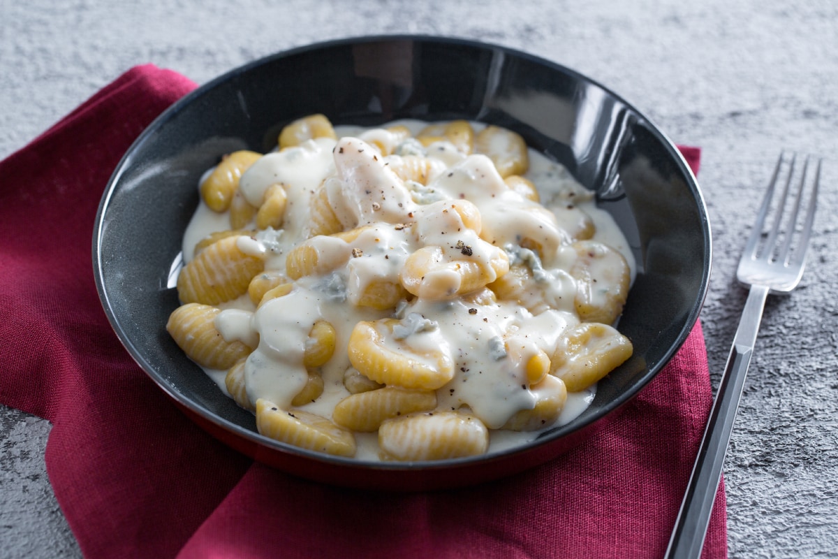 Gnocchi with creamy Gorgonzola sauce - Italian recipes by GialloZafferano