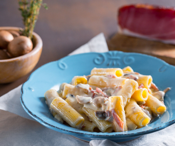 Creamy pasta with mushrooms, speck and brie