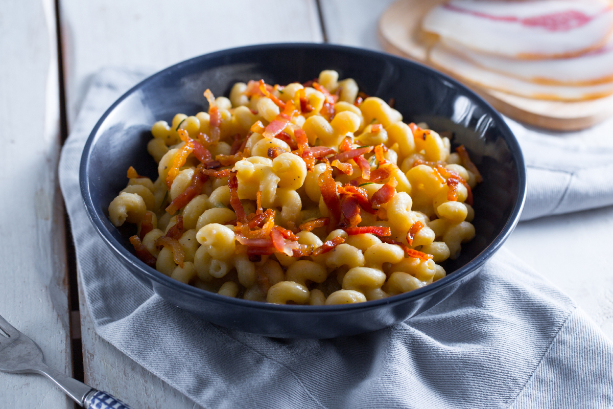Pasta with chickpea cream and  guanciale