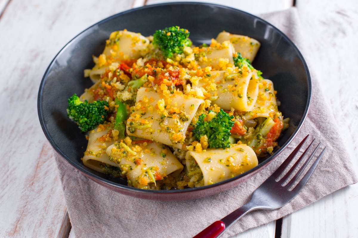 Pasta with broccoli, cherry tomatoes and soft bread